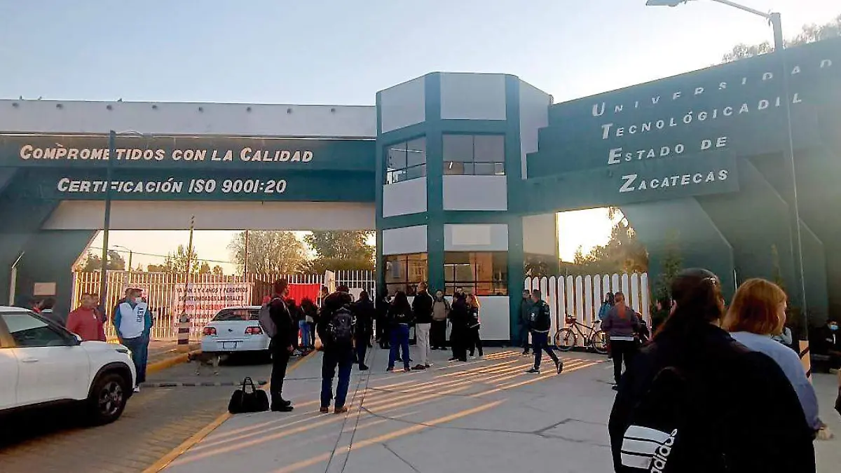 Egresados de la Utzac impiden el acceso al plantel